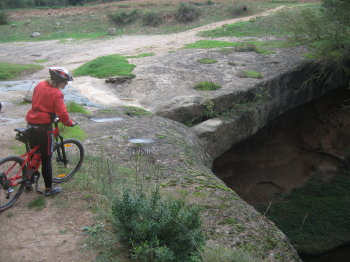 La Sílvia mirant el salt d'aigua del Molí de Ballús La Sílvia mirant el salt d'aigua del Molí de Ballús
