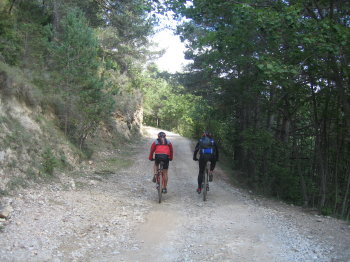 El Marc i el Toni baixant cap a Falgars El Marc i el Toni baixant cap a Falgars