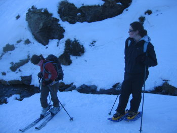 La Queralt amb esquís i la Rachael amb raquetes La Queralt amb esquís i la Rachael amb raquetes