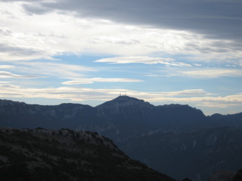 El Mont Caro al fons